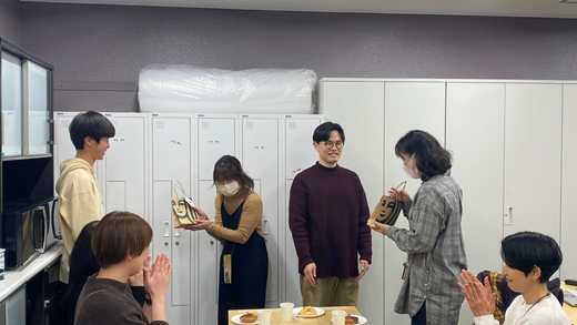 退職されるスタッフの方々へ記念品の贈呈