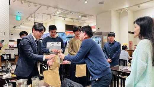 卒業・修了生への記念品の贈呈