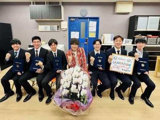 学位記を手にした卒業・修了生と白井