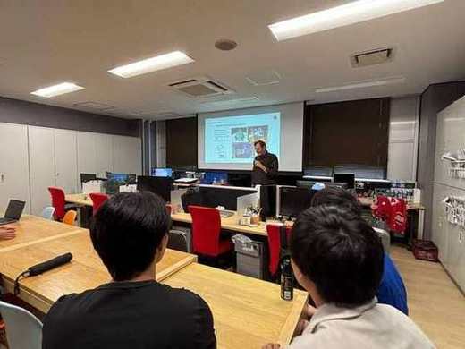研究室での講義の様子