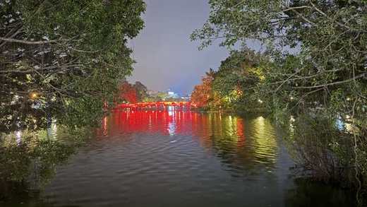 夜のホアンキエム湖とテーフック橋