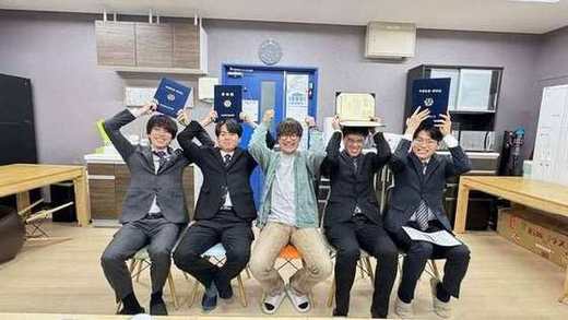 学位記を手にした卒業・修了生