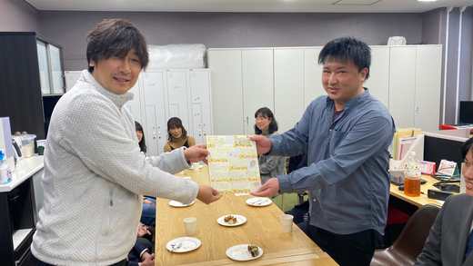 品質保証書を受け取る修了生