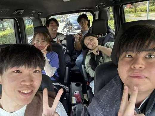 車に乗り合わせて出発する研究室メンバー