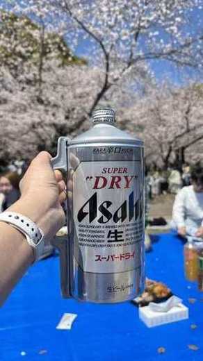 桜を背景に乾杯