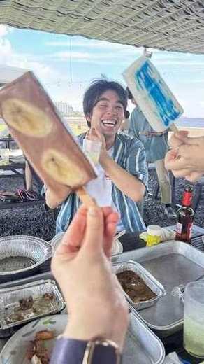 焼き上がった料理を手にするメンバー