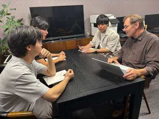 学生とHoffmann先生の技術討論