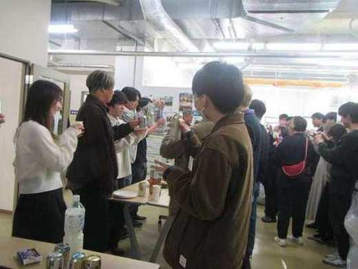 成果報告会後の懇親会で乾杯する参加者