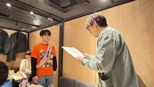 祝賀会で修了生へのメッセージを読み上げる白井先生
