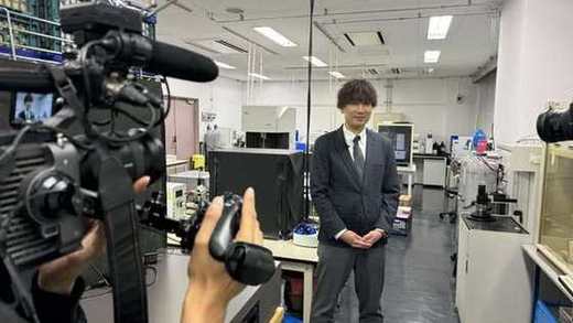 撮影カメラの前に立つ白井