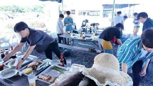 BBQの準備をするメンバー