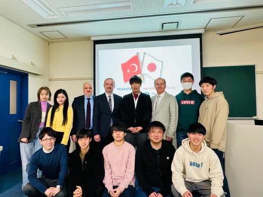 トルコの先生方と講義を聴いた学生・教員の集合写真