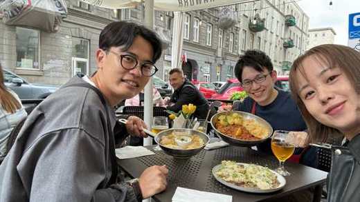 テラス席でポーランド料理