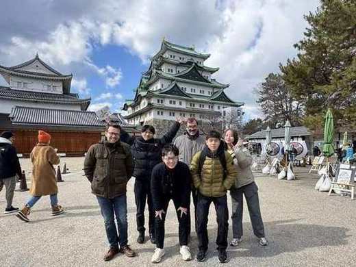 名古屋城の前で記念撮影