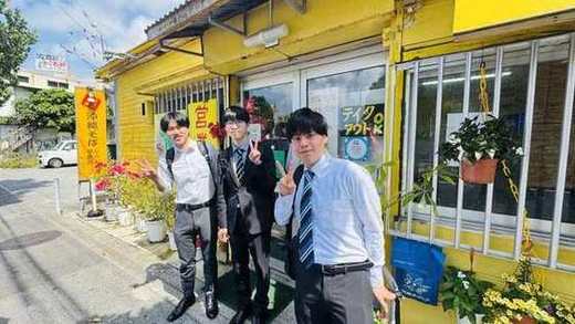沖縄そばのお店の前で