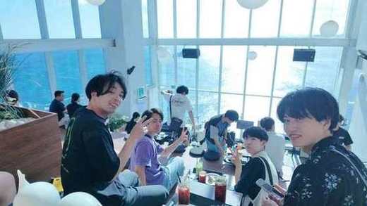 海の見えるカフェでくつろぐメンバー