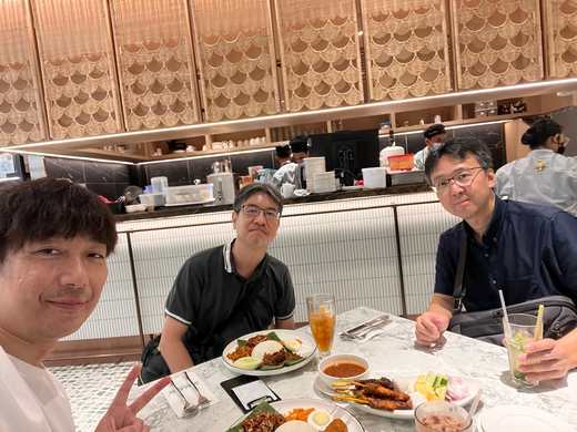 石松先生、郷家さんとマレー料理