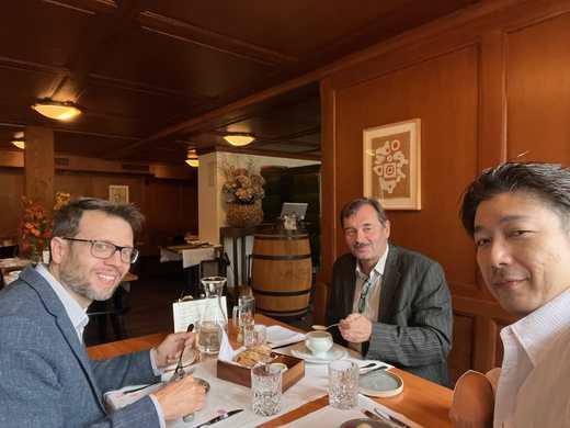 Stuer博士、Hoffmann教授と昼食をとりながら議論