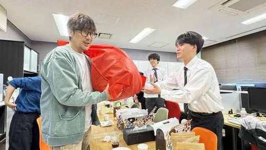 記念品を受け取る修了生