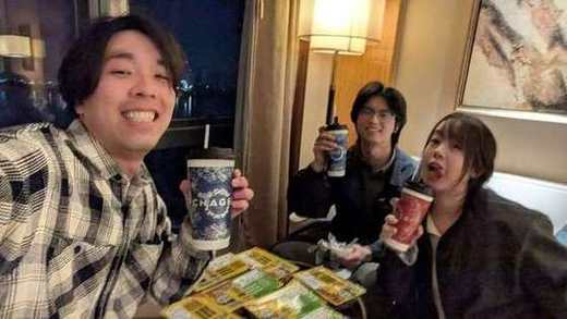 ホテルでくつろぐメンバー