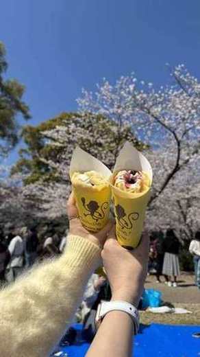 屋台のクレープを手に