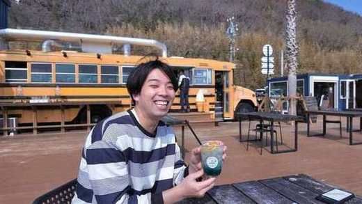 カフェでドリンクを手に笑顔のメンバー