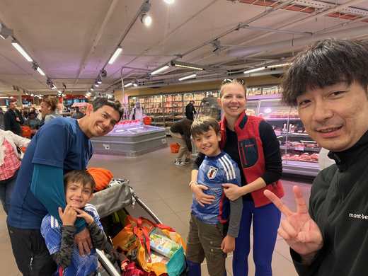 空港のスーパーで友人の石崎さん家族と