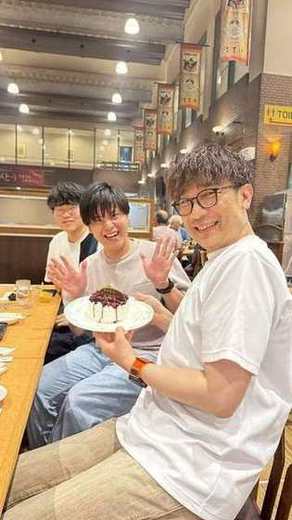 誕生日ケーキを手にする白井先生