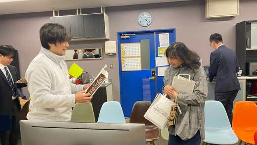 退職されるスタッフの方へ記念品の贈呈