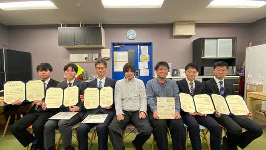 学位記を手にした卒業・修了生