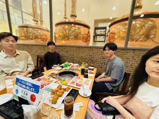テーブルいっぱいの料理