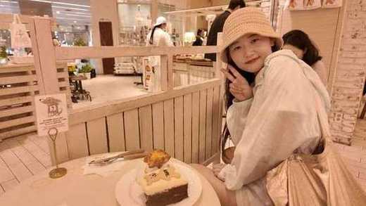 カフェでケーキを楽しむメンバー