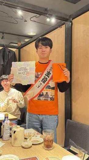 たすきを掛けた修了生