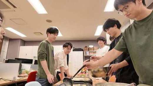 たこ焼きの生地を流し込むメンバー