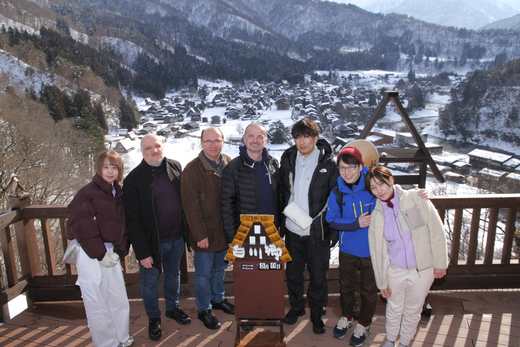 白川郷の展望台で記念撮影