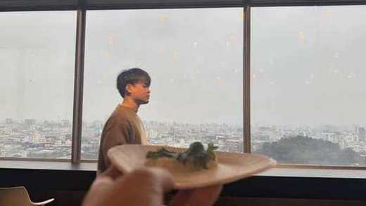 景色の見える窓辺でお餅を手に