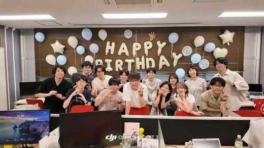 研究室での誕生日会の集合写真