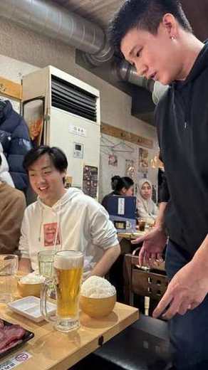焼肉店での忘年会の様子