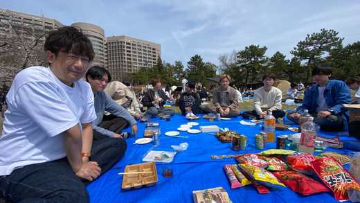 鶴舞公園でお花見をする研究室メンバー