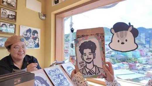 海を望む展望台でポーズをとるメンバー