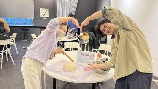 生地づくりをするメンバー
