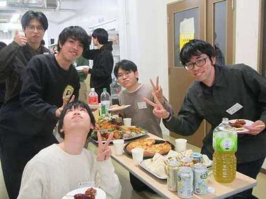 懇親会でピースサインをするメンバー
