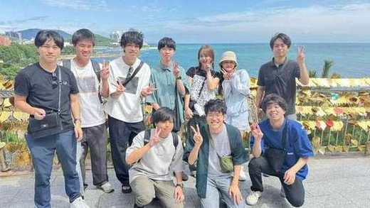 海辺の寺の前で記念撮影