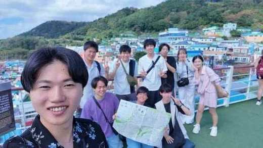 甘川文化村を背景に自撮り