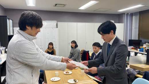 品質保証書を手渡す様子