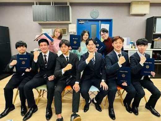 学位記を手に記念撮影