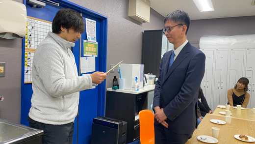 白井から卒業生へ品質保証書を読み上げ
