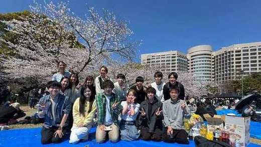 満開の桜の下で記念撮影