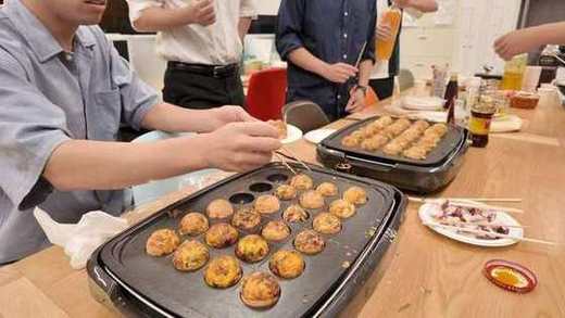 たこ焼きを返しているところ