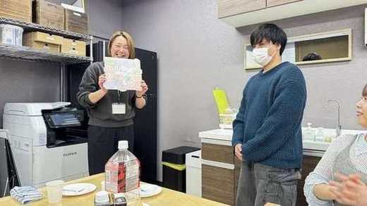 メッセージを受け取る卒業生
